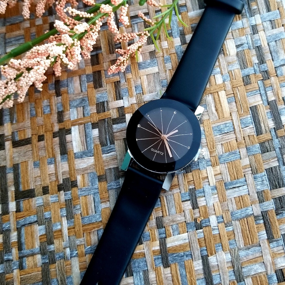 Black Faceted Quartz Watch - Picture 4 of 5